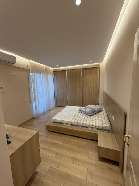 Tirane, jepet me qera apartament 2+1 Kati 4, 140 m² 900 € 