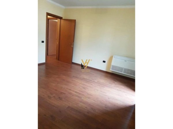 Tirane, jepet me qera Vile 3 Katshe Kati 0, 410 m² 2.500 € (BLLOKU I VILAVE)