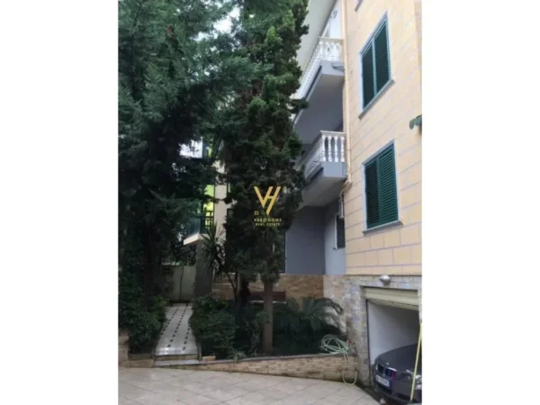 Tirane, jepet me qera Vile 3 Katshe Kati 0, 410 m² 2.500 € (BLLOKU I VILAVE)