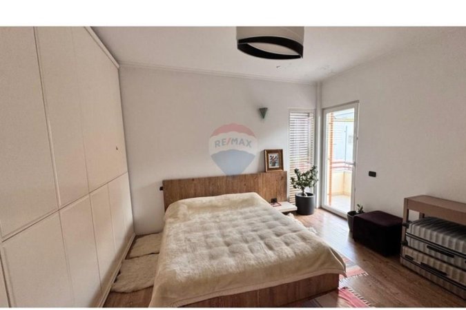 Tirane, jepet me qera apartament 3+1+Aneks+Ballkon , 200 m² 1.000 € (Rruga 5 Maji)