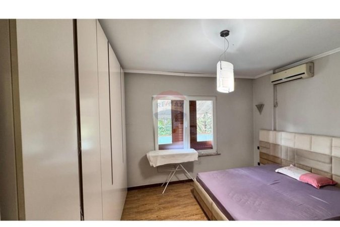 Tirane, jepet me qera apartament 3+1+Aneks+Ballkon , 200 m² 1.000 € (Rruga 5 Maji)