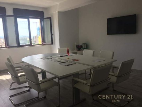 Tirane, jepet me qera ambjent biznesi 1.300 Euro
