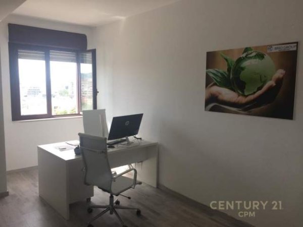 Tirane, jepet me qera ambjent biznesi 1.300 Euro