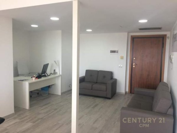 Tirane, jepet me qera ambjent biznesi 1.300 Euro