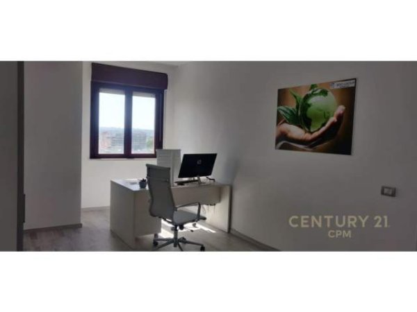 Tirane, jepet me qera ambjent biznesi 1.300 Euro
