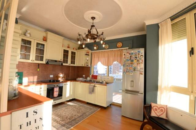 Tirane, jepet me qera apartament 3+1+BLK Kati 6, 158 m² 1.200 Euro (Rruga e Barrikadave)