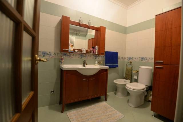 Tirane, jepet me qera apartament 3+1+BLK Kati 6, 158 m² 1.200 Euro (Rruga e Barrikadave)