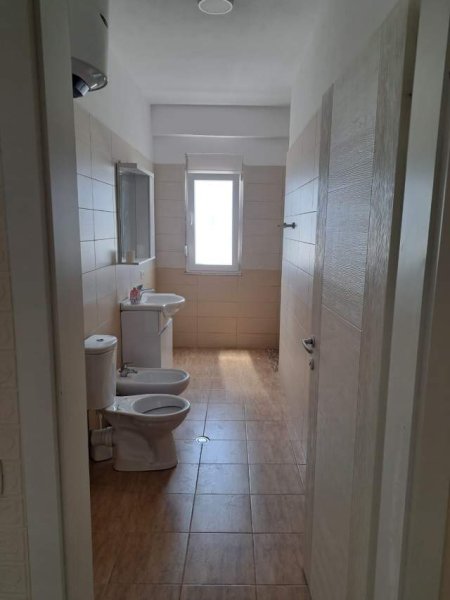 Tirane, jepet me qera apartament 2+1+BLK Kati 5, 100 m² 400 Euro (zihni sako)