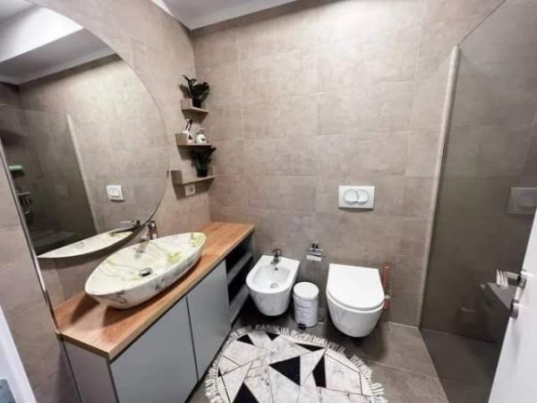 Tirane, jepet me qera apartament 2+1+BLK Kati 5, 95 m² 900 Euro (Stacioni Trenit)