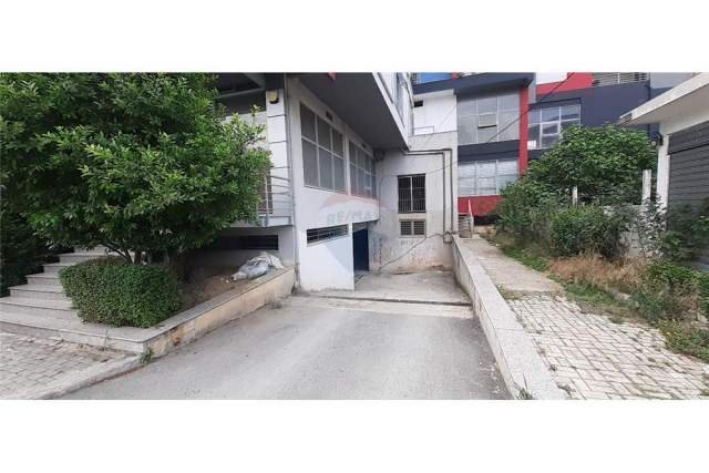 Tirane, shitet dyqan Kati 0, 53 m² 120.000 Euro (kamez)