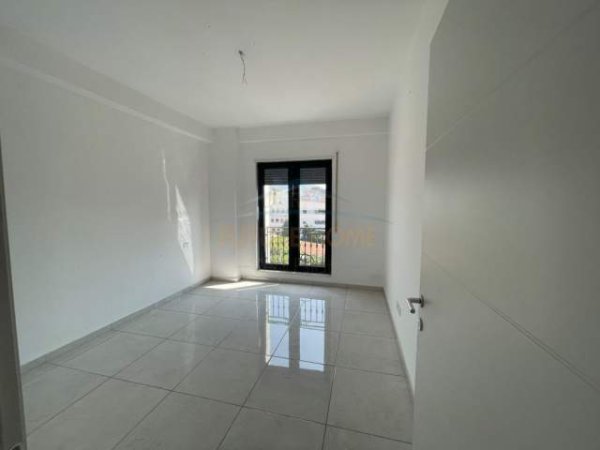 Tirane, jepet me qera ambjent biznesi Kati 4, 116 m² 600  (Rruga Dervish Hatixhe)