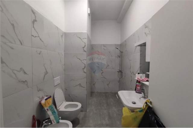 Tirane, jepet me qera apartament 2+1 Kati 1, 98 m² 450 Euro (kompleksi Kontakt)