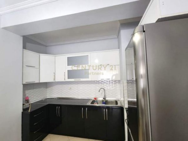 Tirane, jepet me qera apartament 2+1+BLK Kati 5, 84 m² 240 Euro (Rruga: Ali Demi, Shkozë)