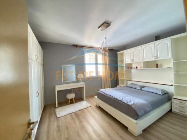 Tirane, jepet me qera apartament 2+1 Kati 13, 122 m² 800 Euro (Ekspozita)