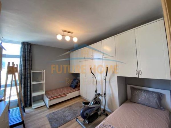 Tirane, jepet me qera apartament 2+1 Kati 13, 122 m² 800 Euro (Ekspozita)