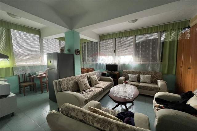 Tirane, jepet me qera apartament 1+1 Kati 1, 48 m² 300 Euro (Pazari i Ri)