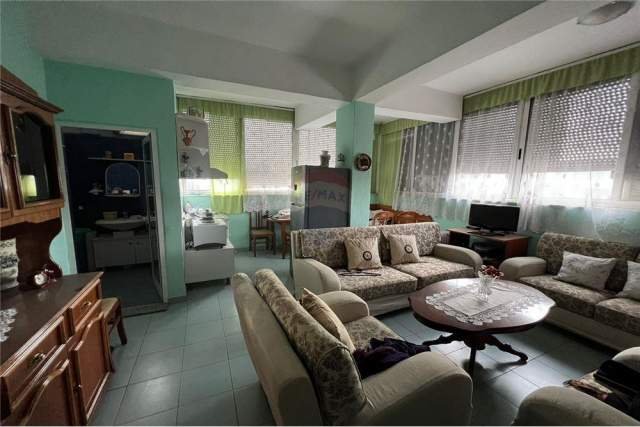 Tirane, jepet me qera apartament 1+1 Kati 1, 48 m² 300 Euro (Pazari i Ri)