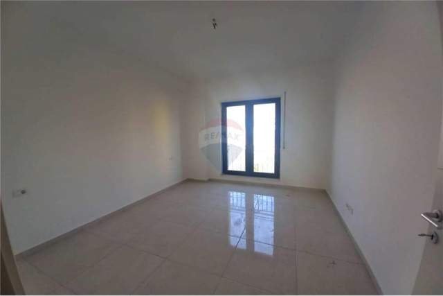 Tirane, jepet me qera ambjent biznesi Kati 4, 116 m²  (Qender zyre me qera perfshir post parkimi)