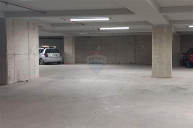 Tirane, jepet me qera ambjent biznesi Kati 4, 116 m²  (Qender zyre me qera perfshir post parkimi)
