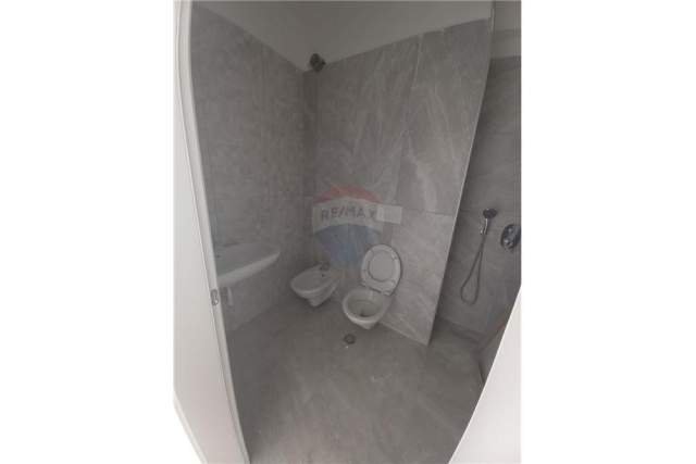 Tirane, jepet me qera ambjent biznesi Kati 4, 116 m²  (Qender zyre me qera perfshir post parkimi)