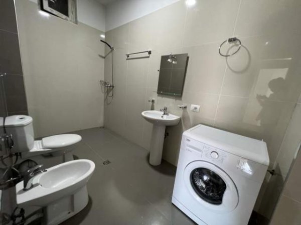 Tirane, jepet me qera apartament Kati 2, 90 m² 450 Euro (kopshti botanik)
