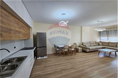 Tirane, jepet me qera apartament 1+1+BLK Kati 5, 69 m² 400 Euro (Rruga Kongresi Manastirit)