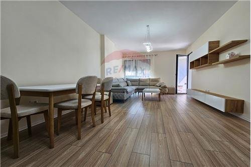Tirane, jepet me qera apartament 1+1+BLK Kati 5, 69 m² 400 Euro (Rruga Kongresi Manastirit)