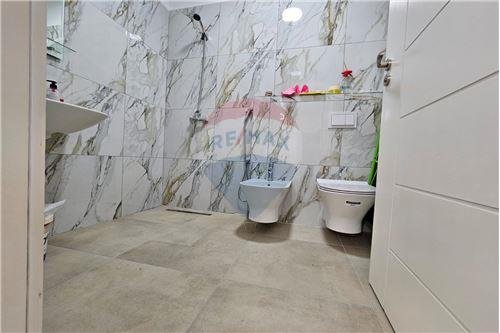 Tirane, jepet me qera apartament 1+1+BLK Kati 5, 69 m² 400 Euro (Rruga Kongresi Manastirit)