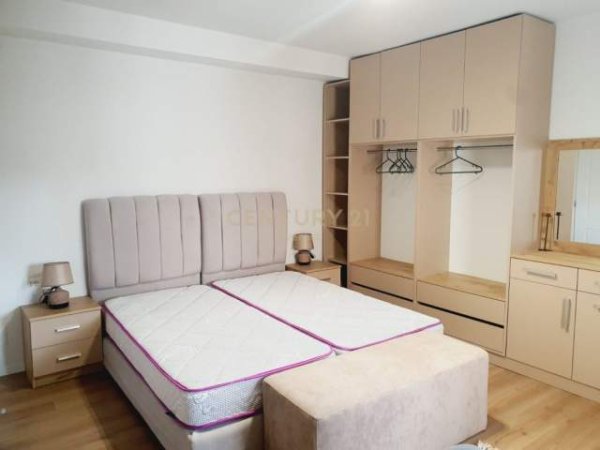 Tirane, jepet me qera garsonier Kati 4, 38 m² 380 Euro (Kafe Flora)