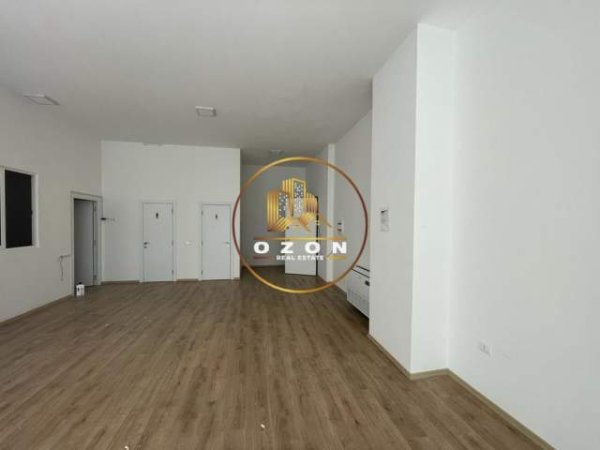 Tirane, jepet me qera ambjent biznesi Kati 1, 100 m² 1.300 Euro (RRUGA E KAVAJES)