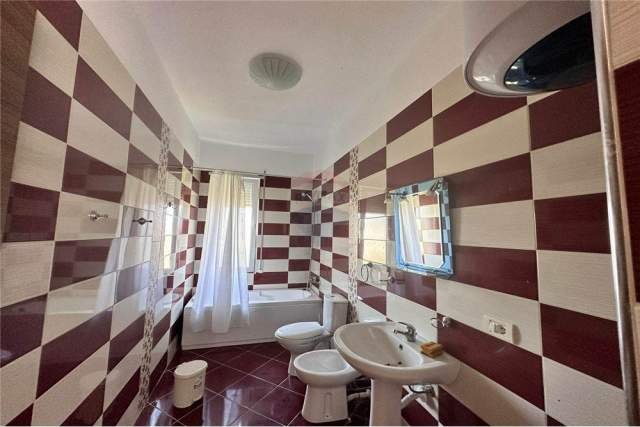 Tirane, jepet me qera apartament 2+1+BLK Kati 3, 400 Euro (Kopshti Botanik)