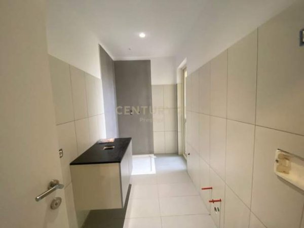 Tirane, jepet me qera apartament 3+1+A+BLK Kati 9, 153 m² 2.000 Euro (Rruga e Elbasanit)