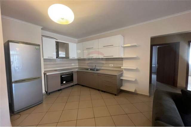 Tirane, jepet me qera apartament Kati 8, 105 m² 550 Euro (Komuna e Parisit)