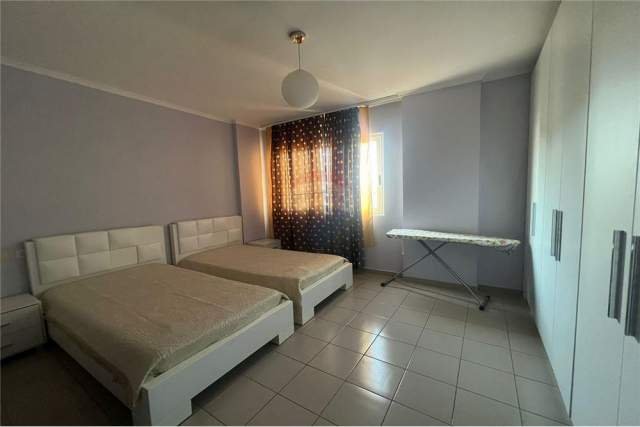 Tirane, jepet me qera apartament Kati 8, 105 m² 550 Euro (Komuna e Parisit)