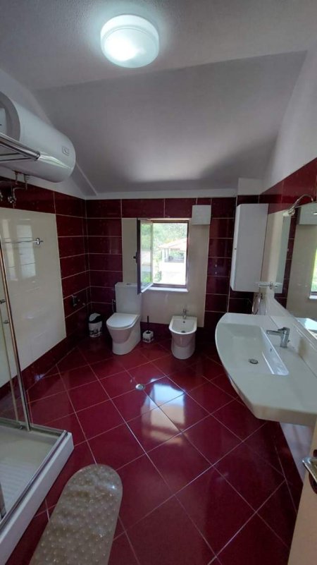 Tirane, jepet me qera apartament 2+1+A+BLK Kati 3, 100 m² 800 Euro (Parku i Liqenit)