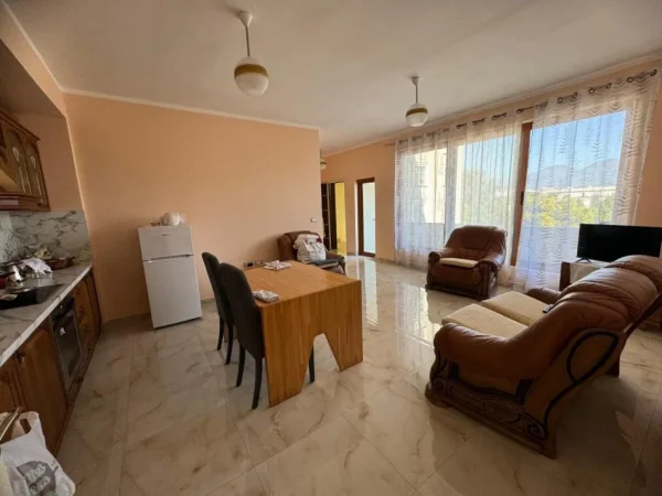 ndarje qeraje me vajze  kati i trete i një vile 300 € (Selite)
