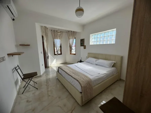ndarje qeraje me vajze  kati i trete i një vile 300 € (Selite)