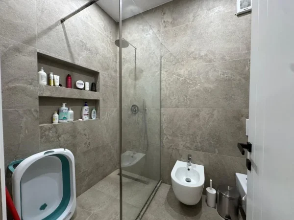 Tirane, shes apartament 2+1+Ballkon Kati 2, 106 m² 155.000 € (Fresku)