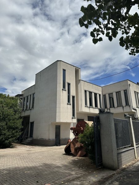 Tirane, shitet magazine , 690 m² 560.000 € (Pranë Urës së Dajlanit)