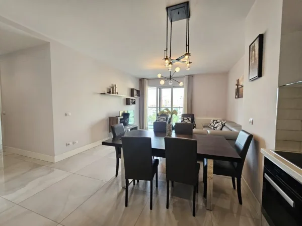 Tirane, jepet me qera apartament 2+1+Ballkon Kati 6, 125 m² 2200 €