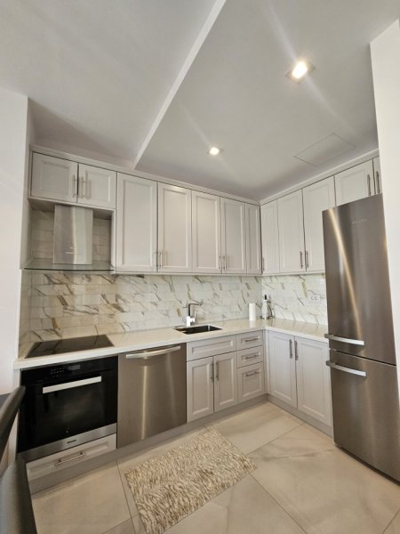 Tirane, jepet me qera apartament 2+1+Ballkon Kati 6, 125 m² 2200 €