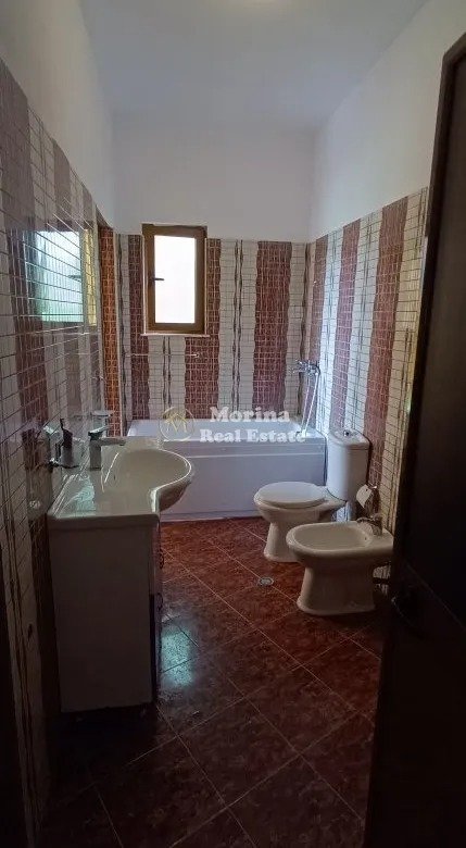 Tirane, jepet me qera shtepi 3+1+Ballkon Kati 2, 120 m² 500 € (Poligrafiku)