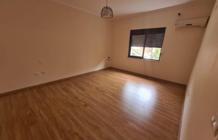 Tirane, jepet me qera zyre Kati 3, 98 m² 600 € (KOMUNA E PARISIT)