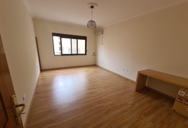Tirane, jepet me qera zyre Kati 3, 98 m² 600 € (KOMUNA E PARISIT)