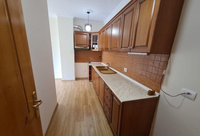 Tirane, jepet me qera zyre Kati 3, 98 m² 600 € (KOMUNA E PARISIT)