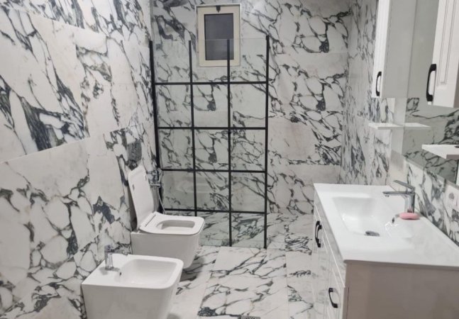 Tirane, jepet me qera zyre Kati 3, 98 m² 600 € (KOMUNA E PARISIT)