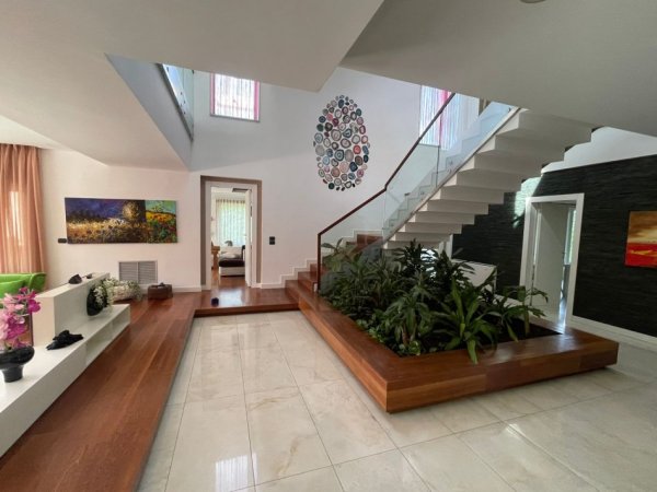 Tirane, jepet me qera Vile 5+1+Aneks+Ballkon Kati 2, 900 m² 15.000 € 