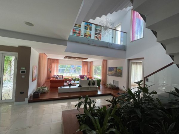 Tirane, jepet me qera Vile 5+1+Aneks+Ballkon Kati 2, 900 m² 15.000 € 