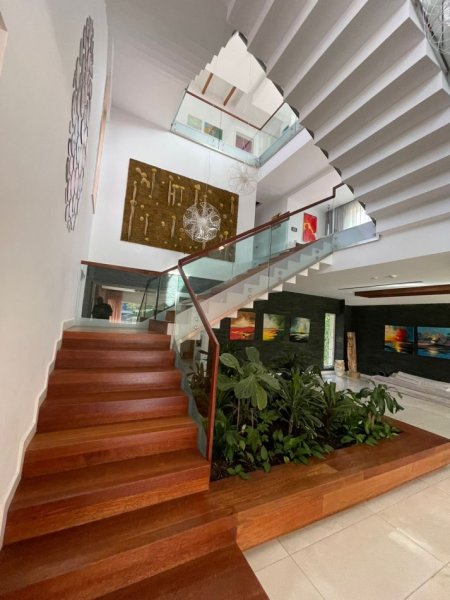 Tirane, jepet me qera Vile 5+1+Aneks+Ballkon Kati 2, 900 m² 15.000 € 