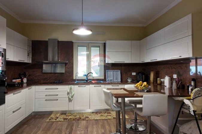 Tirane, shitet Vile 3 Katshe , 256 m² 350.000 € (Rruga Shefqet Kuka)